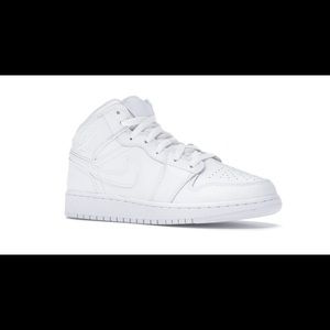 Jordan 1 Mid ‘triple white’